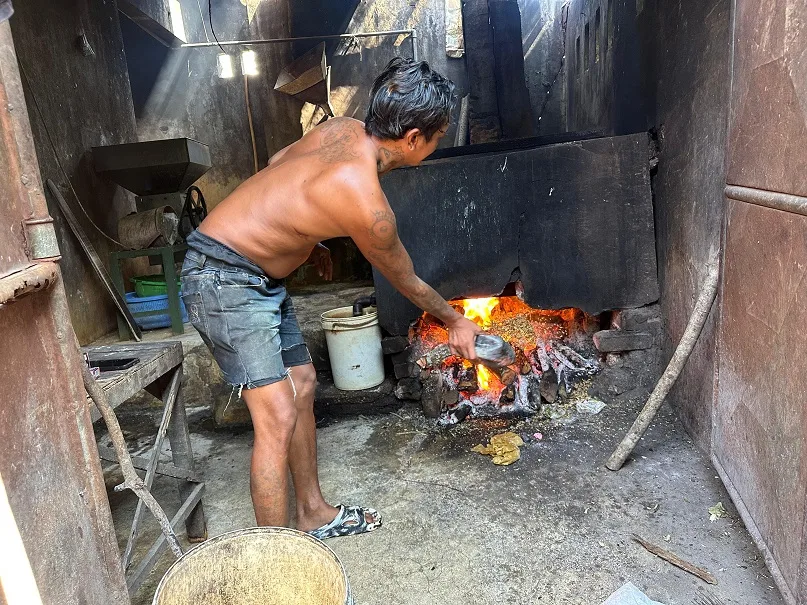 Salah satu warga Kampung Sanan saat mengolah limbah tempe. Foto/dok