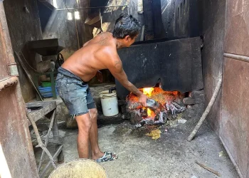 Penggunaan sisa remahan gosong sebagai bahan bakar untuk proses perebusan kedelai, Rabu (4/6/2025). (Foto/Jericho Abimanyu)