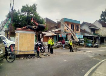 Kondisi patung Bajuri dan tiang-tiang yang roboh di simpang tiga Pakisaji akibat truk ODOL. Foto: Satlantas Polres Malang