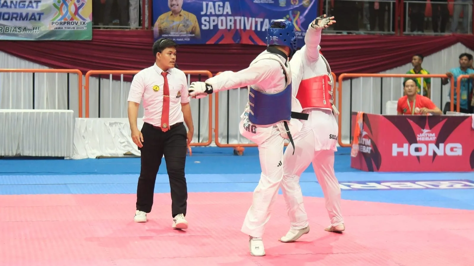 Muhfasha, atlet taekwondo mahasiswa UB saat naik ke podium usai meraih medali emas Porprov Jatim 2025. Foto: Dok