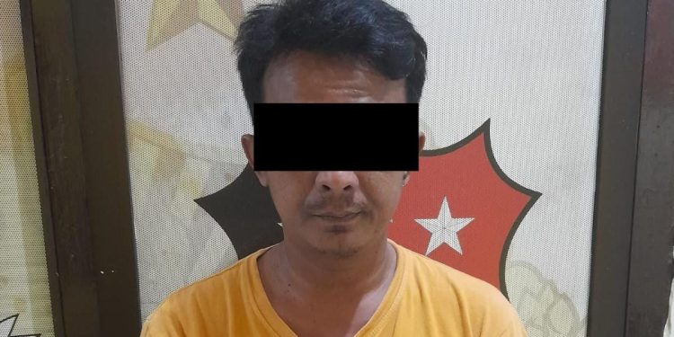Bacok Tetangganya dengan celurit