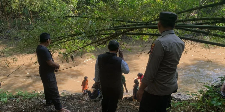 Bocah hanyut di sungai brantas