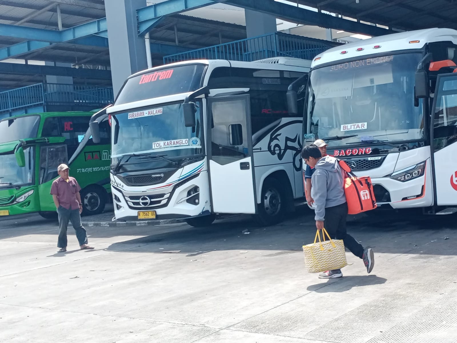 Bus di terminal arjosari