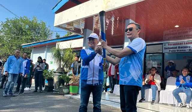 Wali Kota Malang, Wahyu Hidayat menyambut kedatangan obor Porprov Jatim 2025. (Foto/M Sholeh)
