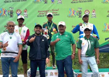 Wawali Kota Batu saat mengalungkan medali pada atlet berkuda memanah. Foto: KONI Kota Batu