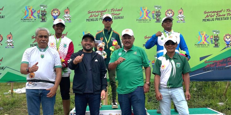 Wawali Kota Batu saat mengalungkan medali pada atlet berkuda memanah. Foto: KONI Kota Batu