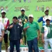 Wawali Kota Batu saat mengalungkan medali pada atlet berkuda memanah. Foto: KONI Kota Batu