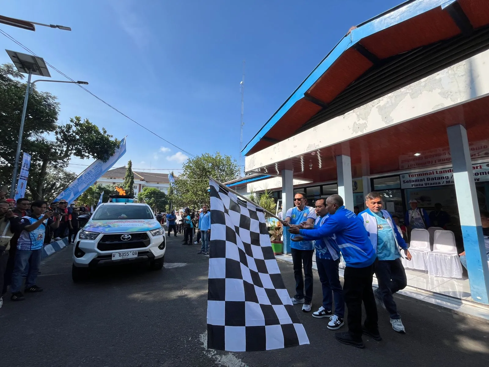 Wali Kota Malang, Wahyu Hidayat menyambut kedatangan obor Porprov Jatim 2025. (Foto/M Sholeh)