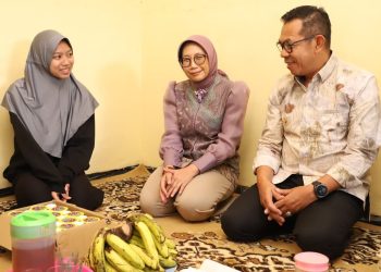Wali Kota Batu Nurochman saat mengunjungi Adelia Savitri, mahasiswi yatim piatu berprestasi. Foto: Prokopim KWB