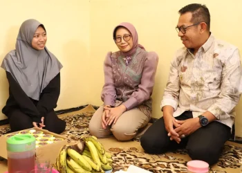 Wali Kota Batu Nurochman saat mengunjungi Adelia Savitri, mahasiswi yatim piatu berprestasi. Foto: Prokopim KWB