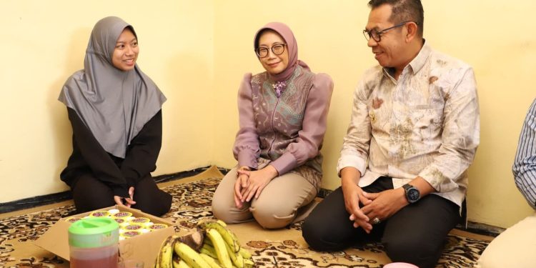 Wali Kota Batu Nurochman saat mengunjungi Adelia Savitri, mahasiswi yatim piatu berprestasi. Foto: Prokopim KWB