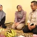 Wali Kota Batu Nurochman saat mengunjungi Adelia Savitri, mahasiswi yatim piatu berprestasi. Foto: Prokopim KWB