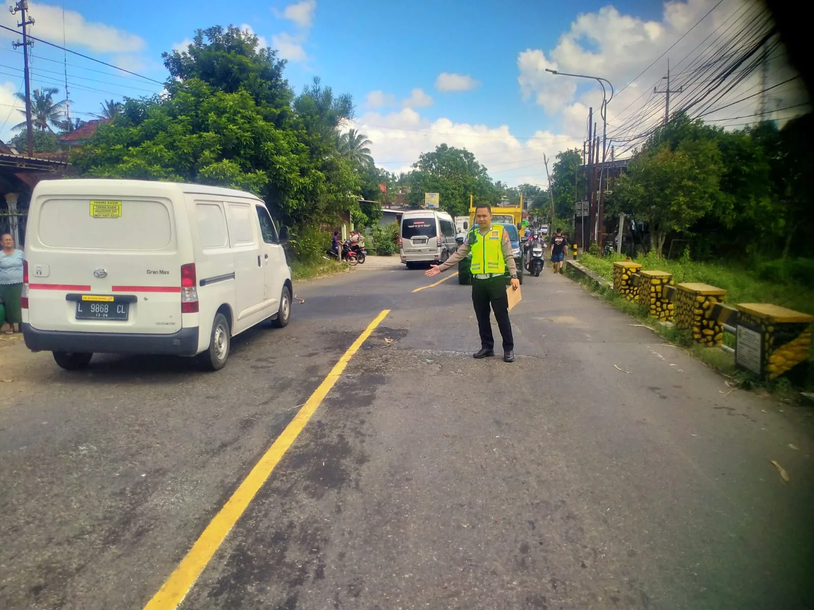 Lokasi tergulingnya mobil Toyota Kijang Innova di Karangkates. Foto: Satlantas Polres Malang