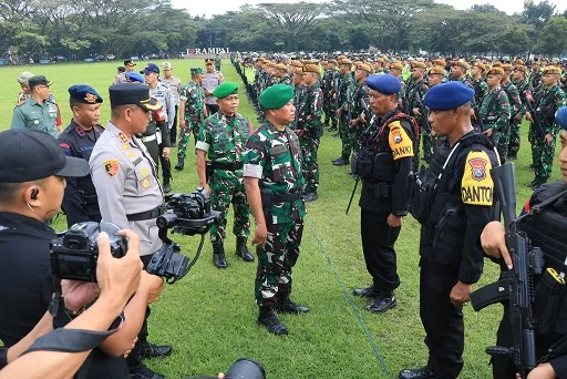 Ribuan personel gabungan TNI-Polri disiagakan untuk amankan perjalanan Gibran menuju Blitar. Foto: Polres Malang