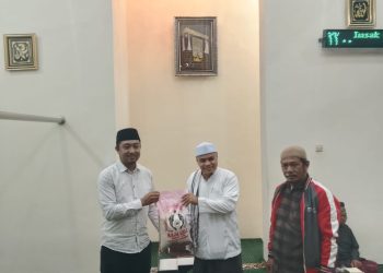 Yayasan 17 Oktober Indonesia memberikan dukungan moril untuk Palestina lewat doa bersama dan simbolis berbagi sembako. (Foto/M Sholeh)