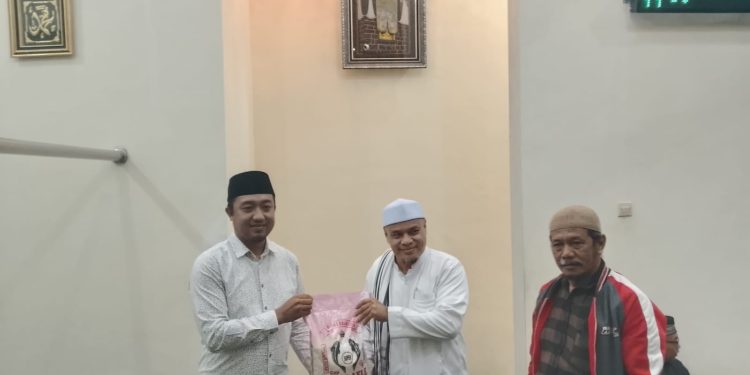 Yayasan 17 Oktober Indonesia memberikan dukungan moril untuk Palestina lewat doa bersama dan simbolis berbagi sembako. (Foto/M Sholeh)