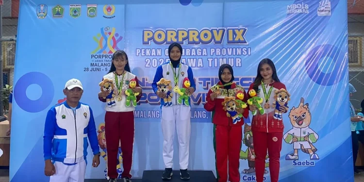 Atlet kickboxing Kota Malang, Karina Arisandi meraih medali emas Porprov Jatim 2025. (Foto/M Sholeh)