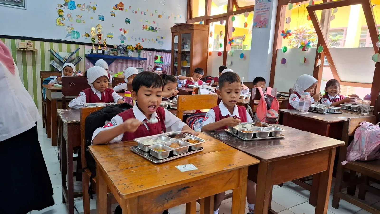Program MBG dari Lanud Abdulrachman Saleh di SDN 1 Tamanharjo Singosari. Foto: Aisyah Nawangsari Putri