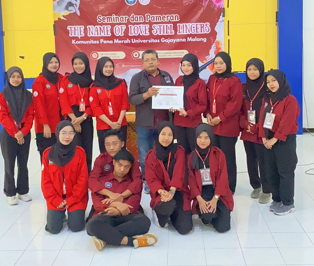Foto bersama panitia acara pertunjukan sastra Universitas Gajayana. (Foto/dok)