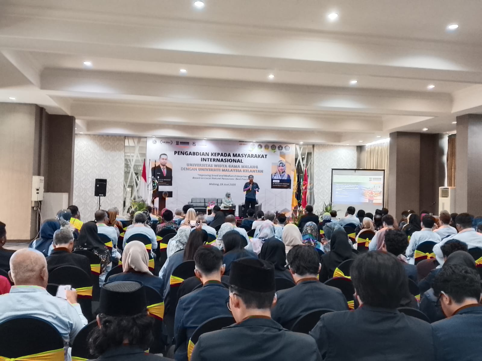 Pemaparan materi dari akademisi Malaysia dalam pengabdian internasional di UWG Malang. (Foto/M Sholeh)