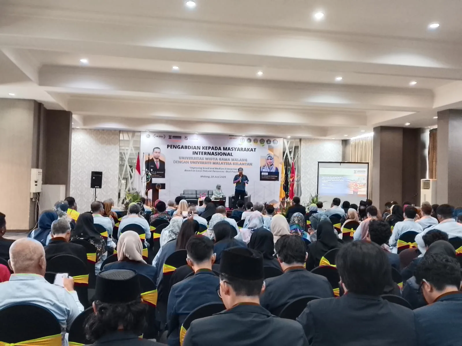 Pemaparan materi dari akademisi Malaysia dalam pengabdian internasional di UWG Malang. (Foto/M Sholeh)