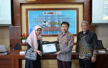 Penyerahan cinderamata kepada narasumber ahli, Prof. Dr. Subanji, M.Si didampingi Rektor Unikama, Dr. Sudi Dul Aji, M.Si (kanan). /Foto: Dok. Unikama.