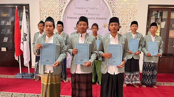 Para pengurus baru pesantren Luhur Baitul Hikmah
