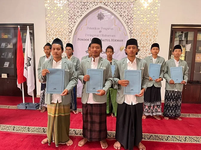 Para pengurus baru pesantren Luhur Baitul Hikmah