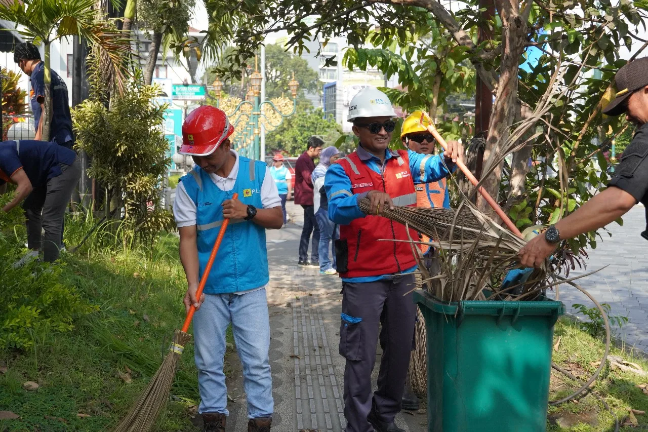 Kegiatan bersih-bersih PT PLN UP3 Malang. Foto/dok