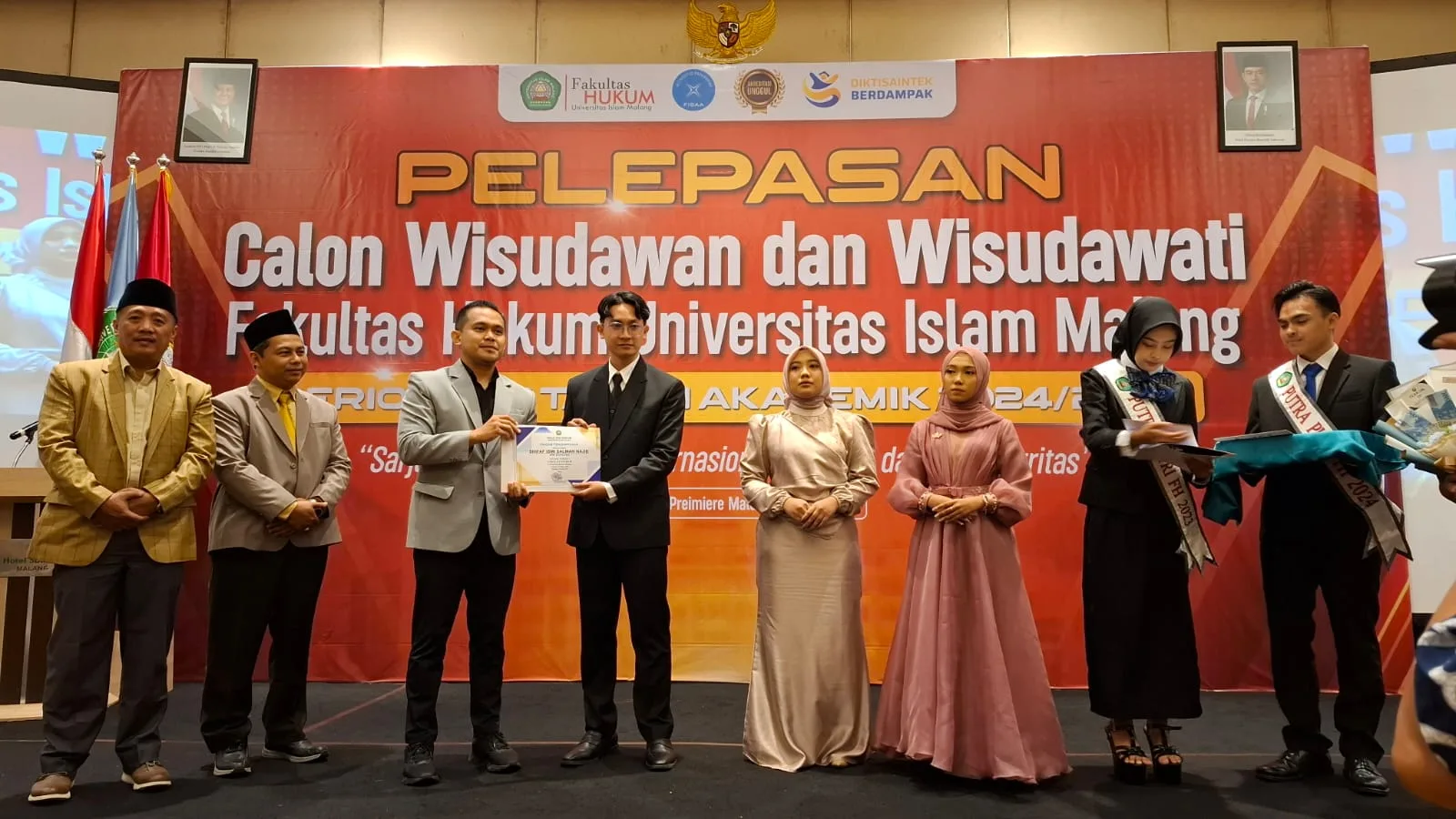 Dekan FH Unisma Arfan saat memberi penghargaan pada mahasiswa peraih IPK tertinggi di fakultas maupun universitas. Foto: Azmy