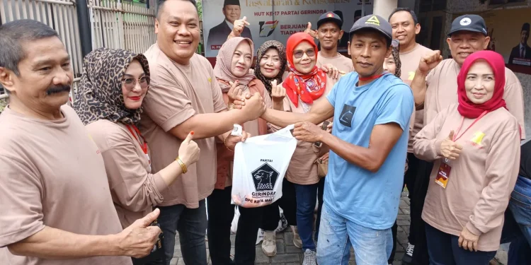 DPC Gerindra Kota Malang salurkan paket daging kurban ke masyarakat. (Foto/ist)