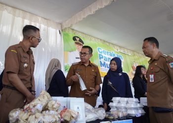 Wali Kota Batu Nurochman saat meninjau Gerakan Pangan Murah. Foto: Diskominfo Kota Batu