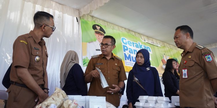 Wali Kota Batu Nurochman saat meninjau Gerakan Pangan Murah. Foto: Diskominfo Kota Batu