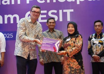 Wakil Bupati Malang, Lathifah Shohib saat menerima penghargaan dari Kedutaan Besar Australia. Foto: Pemkab Malang