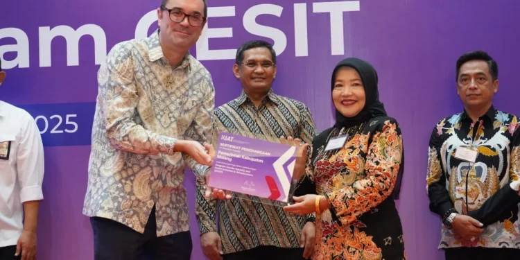 Wakil Bupati Malang, Lathifah Shohib saat menerima penghargaan dari Kedutaan Besar Australia. Foto: Pemkab Malang