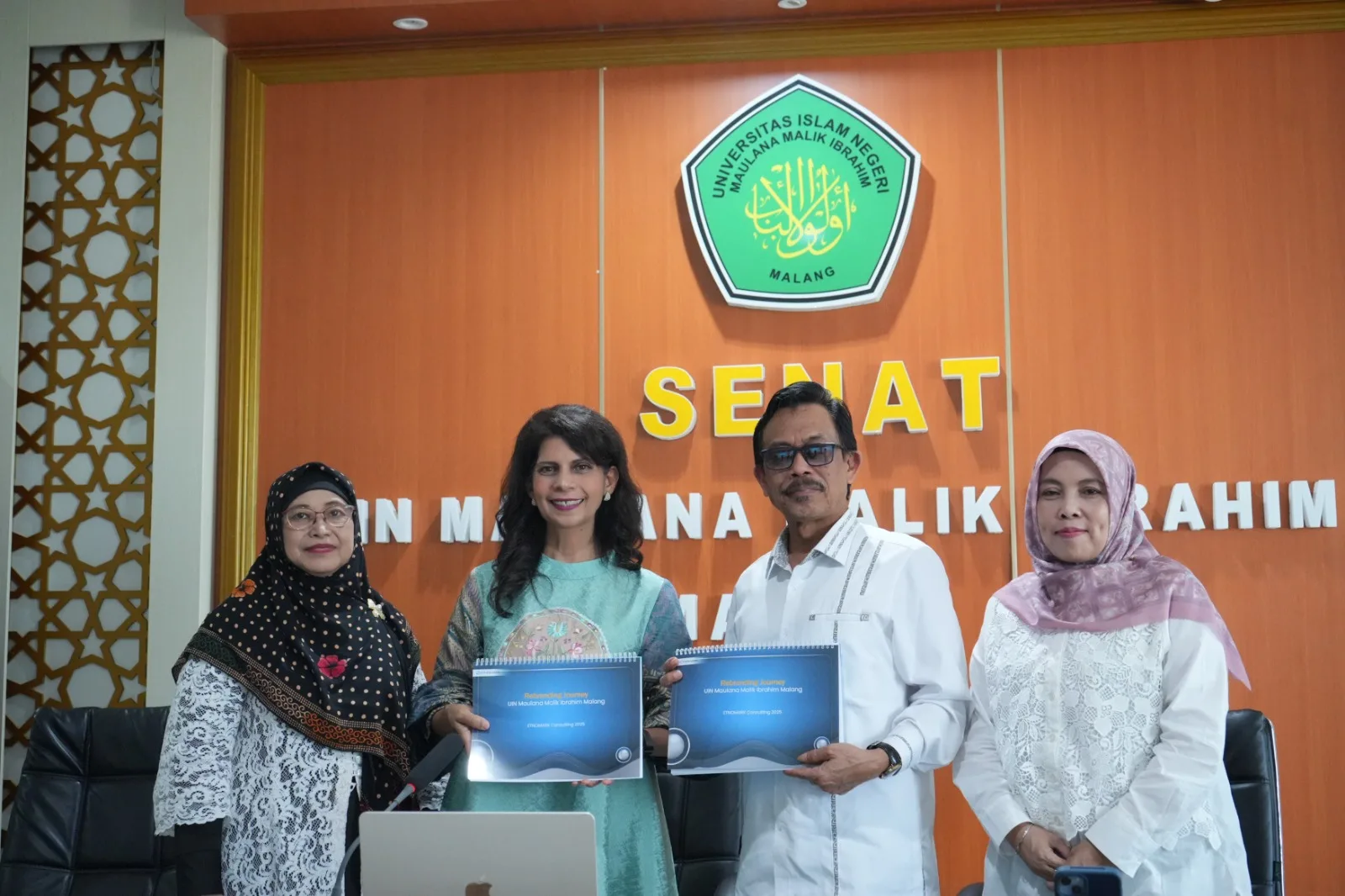 Rektor UIN Malang, Prof. Dr. H.M. Zainuddin, MA beserta jajaran pimpinan kampus berpose bersama pakar branding terkemuka, Prof. Amalia./Foto: Dok UIN Malang.