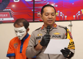 Kapolres Batu AKBP Andi Yudha Pranata paparkan modus penipuan jual beli online. Foto: Azmy