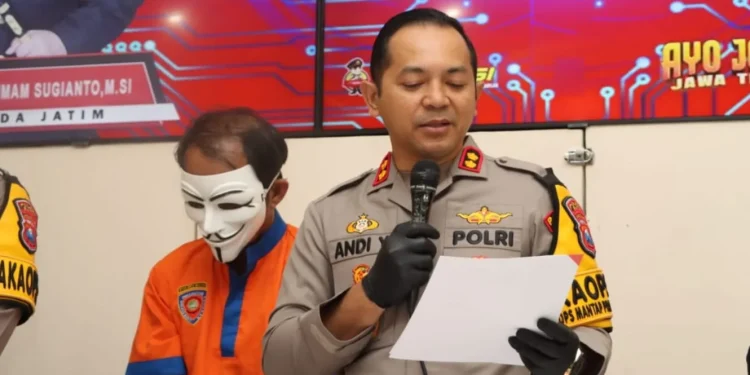 Kapolres Batu AKBP Andi Yudha Pranata paparkan modus penipuan jual beli online. Foto: Azmy