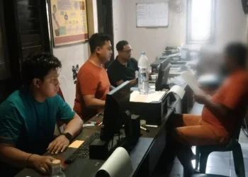 Petugas melakukan pemeriksaan terhadap tersangka pencuri handphone. Foto: Polres Malang