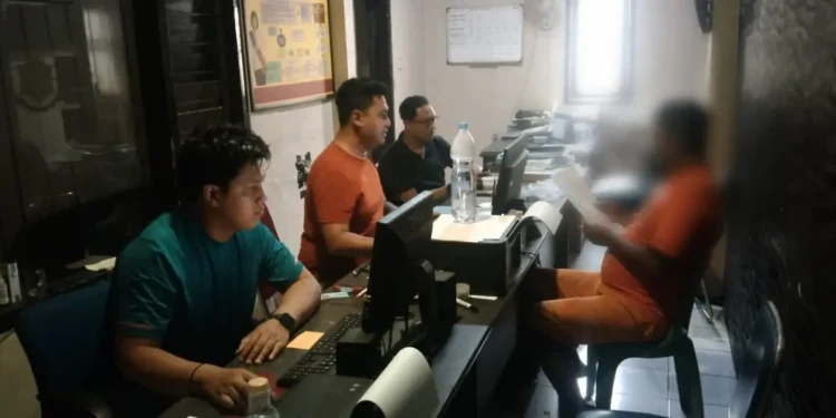 Petugas melakukan pemeriksaan terhadap tersangka pencuri handphone. Foto: Polres Malang