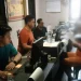 Petugas melakukan pemeriksaan terhadap tersangka pencuri handphone. Foto: Polres Malang