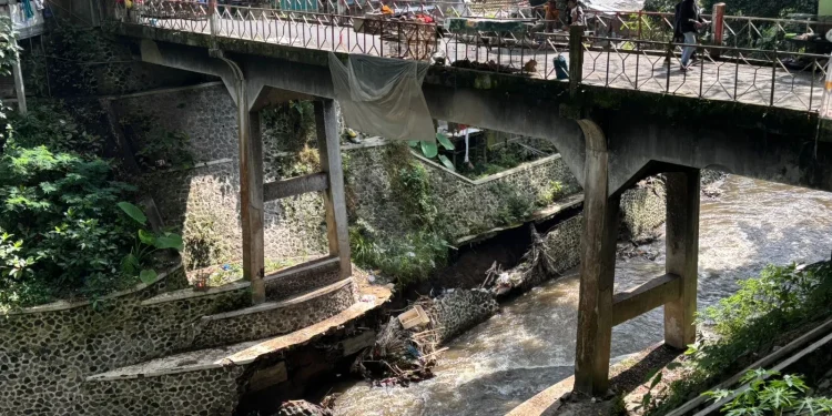 Pondasi jembatan splendid malang tergerus
