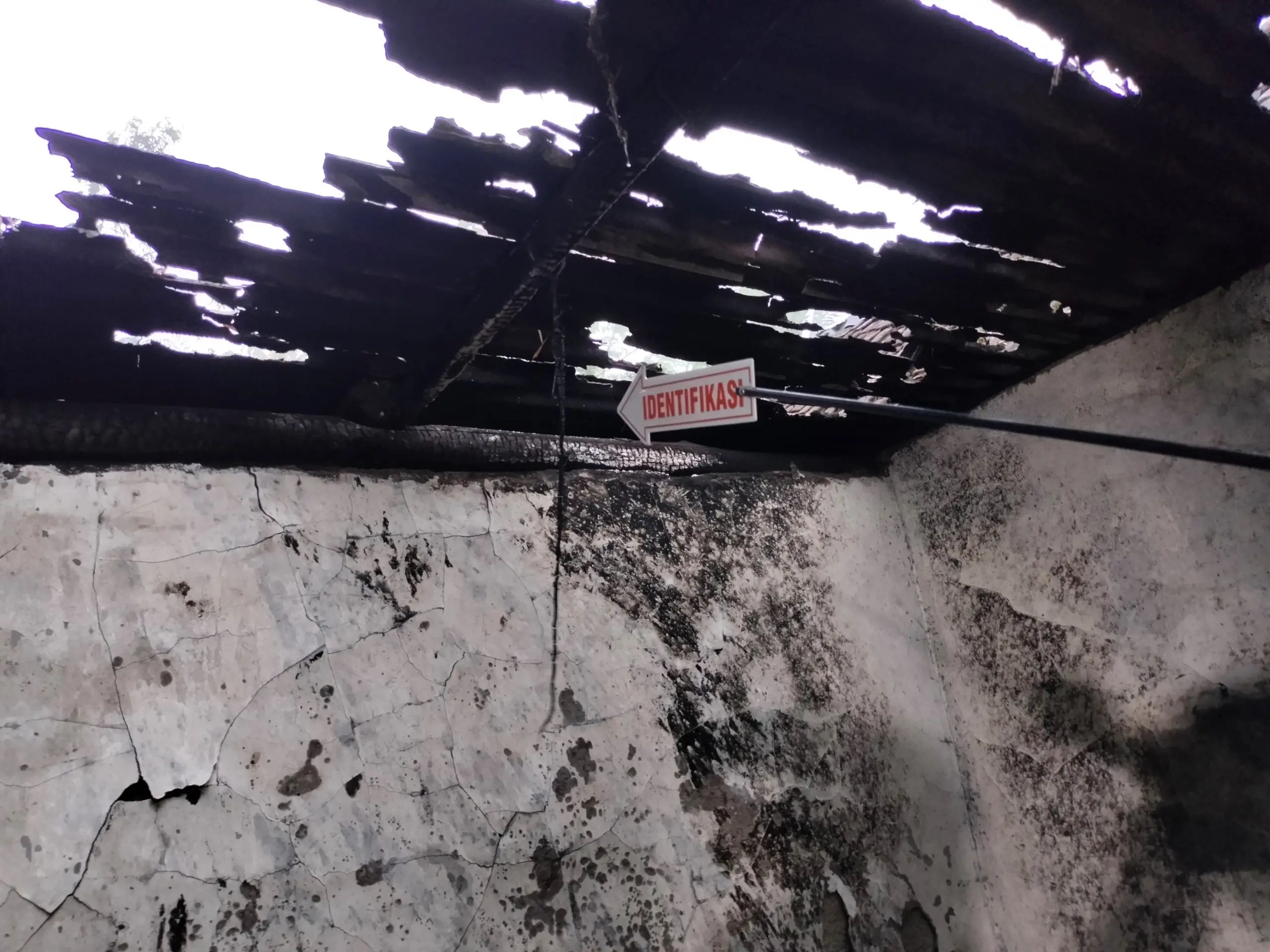 Langit-langit rumah hangus terbakar