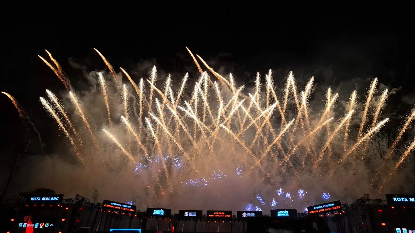 Pesta Kembang Api di Porprov Jatim 2025