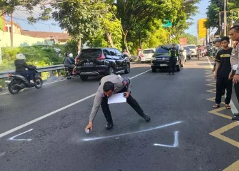 Pemotor tewas usai menyalip sebuah truk di Kota Batu