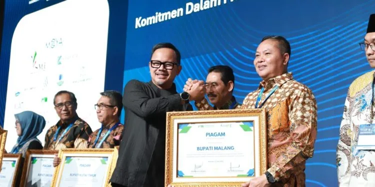 Pemkab Malang terima penghargaan Perpamsi