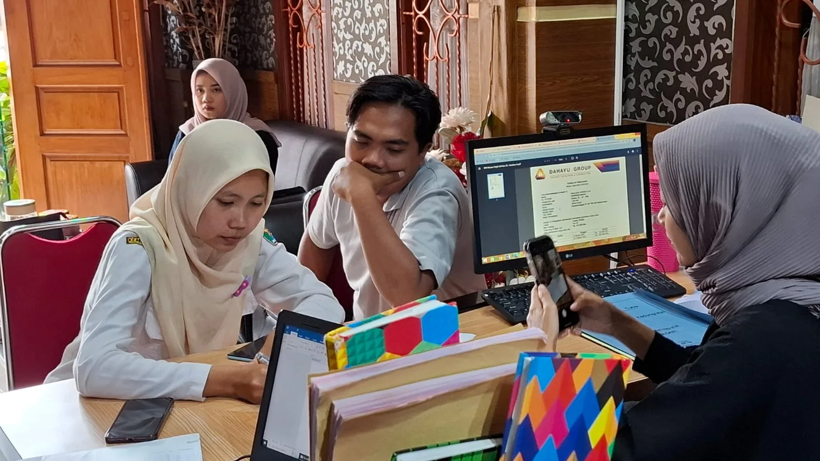 Menandatangani dokumen terkait kepemilikan rumah