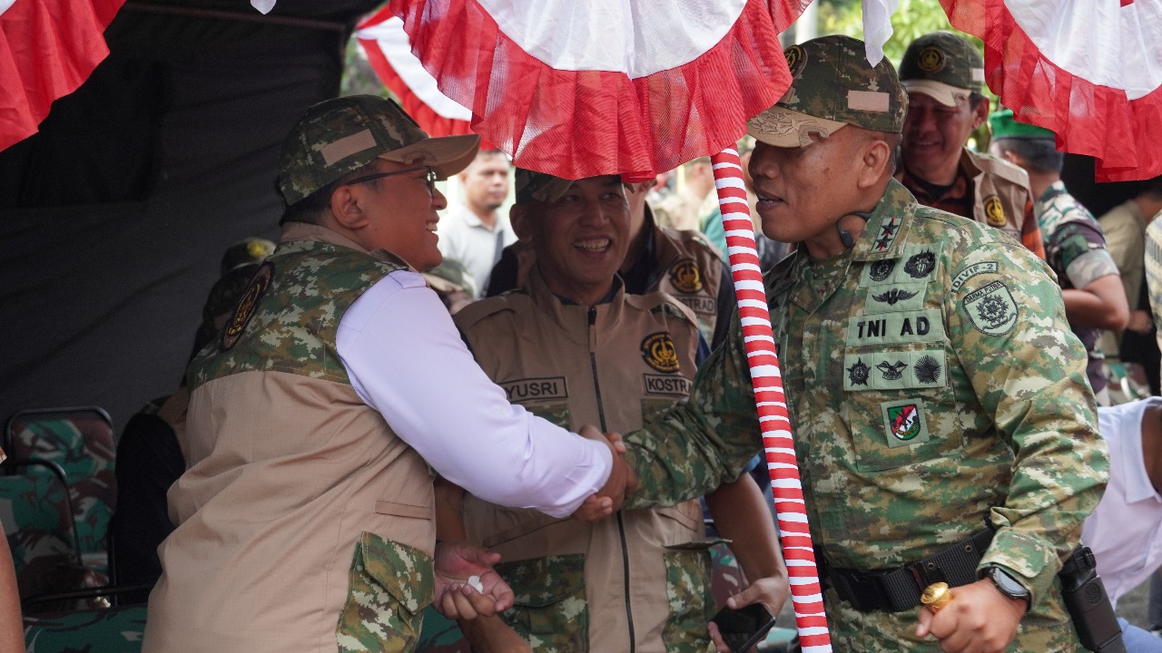 Bersalaman dengan panglima