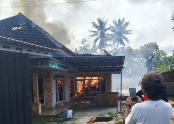 Bangunan rumah bekas home industry ludes terbakar