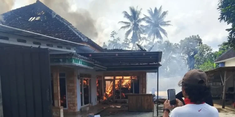 Bangunan rumah bekas home industry ludes terbakar